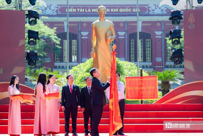 Tại lễ kỷ niệm, nhà trường vinh dự đón nhận Huân chương Độc lập hạng Ba, ghi nhận những đóng góp và thành tích trong sự nghiệp xây dựng, phát triển giáo dục và đào tạo.