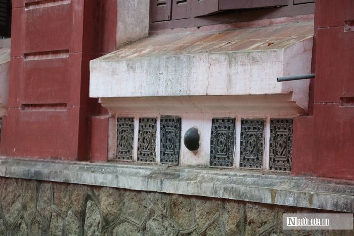 Trường được xây theo kiến trúc Pháp cổ nhưng vẫn giữ được nét Á Đông với màu gạch đỏ đặc trưng.