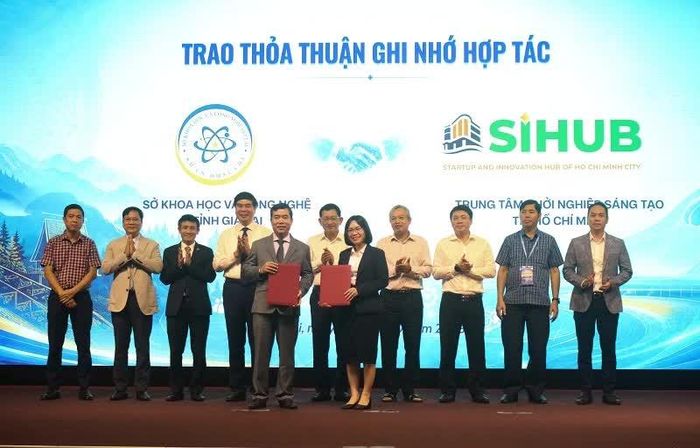 Trao thỏa thuận ghi nhớ hợp tác giữa Sở Khoa học và Công nghệ tỉnh Gia Lai với Trung tâm Khởi nghiệp sáng tạo TP Hồ Chí Minh (SIHUB).