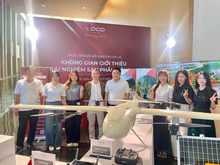 Máy bay không người lái của Tổng Công ty Công nghệ Thiết kế Xây dựng Việt Nam (VDCD Group) thu hút khách tham quan tại Ngày hội Đổi mới sáng tạo Gia Lai.