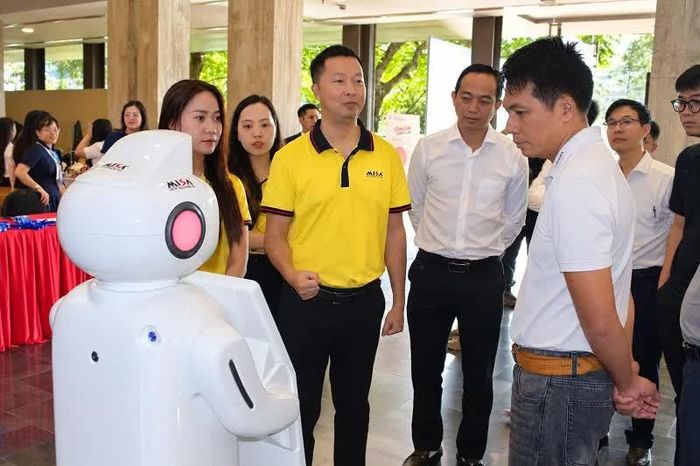 Tìm hiểu các tính năng mới của robot.