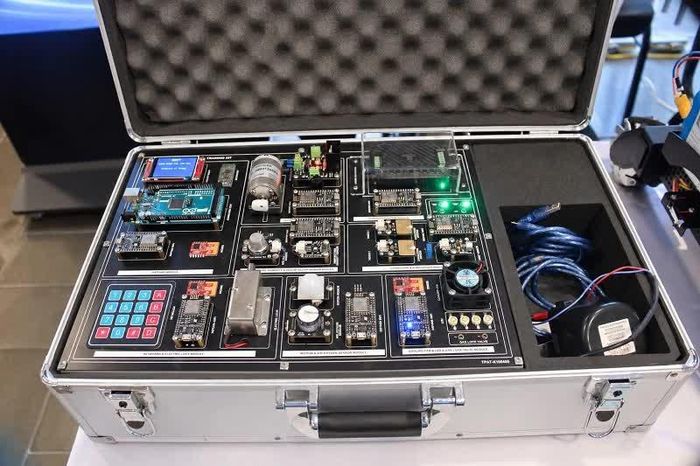 Bộ kit thực hành IoT tích hợp nhiều cảm biến và thiết bị điều khiển được trưng bày tại Ngày hội Đổi mới sáng tạo Gia Lai.