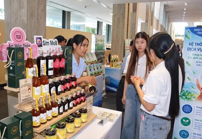 Mỗi gian hàng mang đến một góc nhìn về cách đưa sáng kiến vào thực tế.
