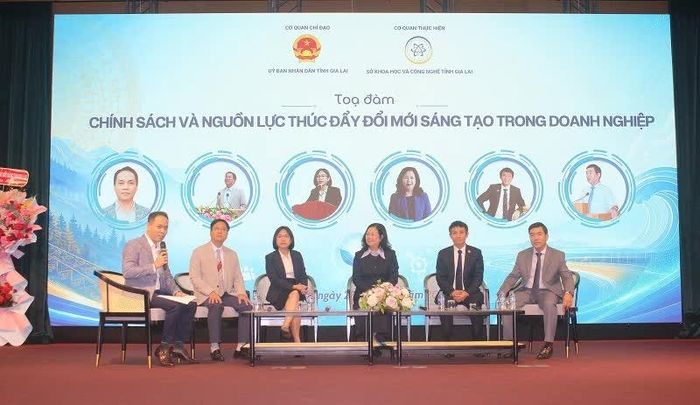 Các diễn giả chia sẻ thông tin tại toạ đàm.