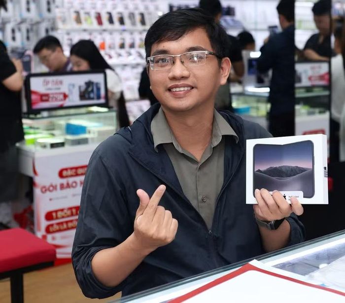 iPhone Duo được giao đến những khách hàng đầu tiên vào sáng 23/10. Ảnh: Minh Tuấn Mobile.