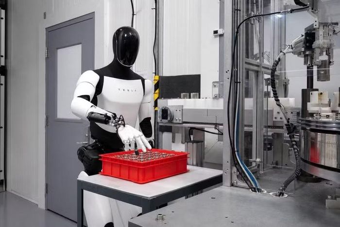 Robot Optimus của Tesla đang được sản xuất thử nghiệm với quy mô nhỏ. Ảnh: Qudong.
