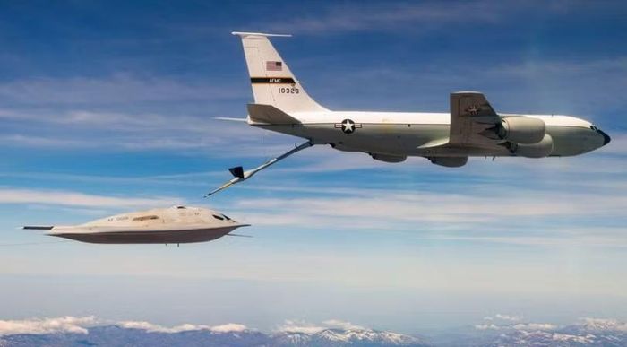 Nguyên mẫu B-21 tiếp nhiên liệu từ máy bay tiếp dầu KC-135 Stratotanker trong quá trình thử nghiệm. Ảnh: MW.