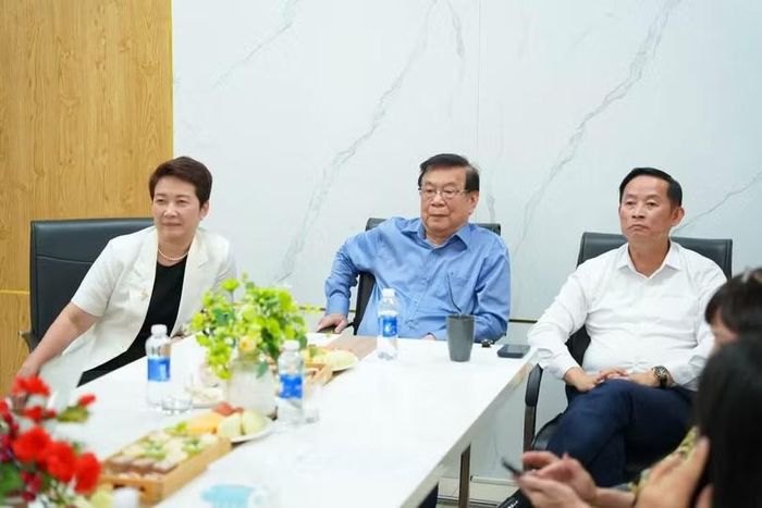 Các nhà khoa học cùng chia sẻ tại buổi gặp. Ảnh: Thanh Hằng.