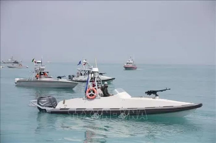 Tàu của Lực lượng Vệ binh Cách mạng Hồi giáo Iran (IRGC) tại lễ kỷ niệm Ngày vịnh Persia quốc gia. Ảnh: THX/TTXVN