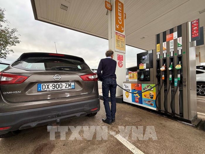 Người dân đổ nhiên liệu cho ô tô tại một trạm xăng ở Pháp. Ảnh: Hữu Chiến – PV TTXVN tại Pháp