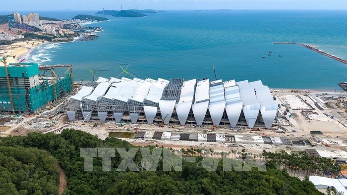 Thi công công trình Trung tâm Hội nghị phục vụ Hội nghị Cấp cao APEC 2027. Ảnh: TTXVN phát