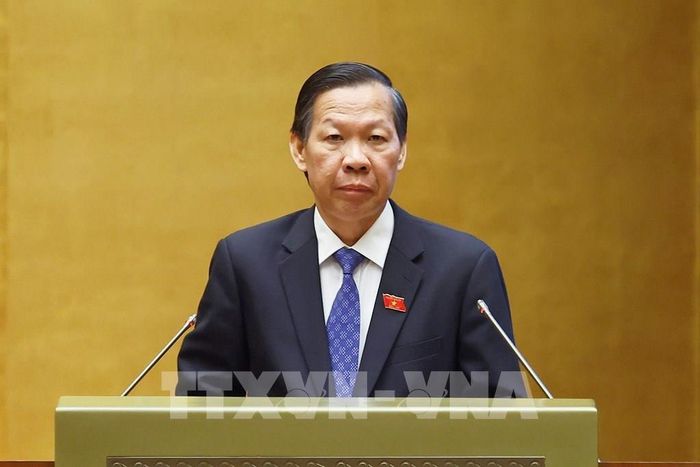 Chủ nhiệm Ủy ban Kinh tế và Tài chính của Quốc hội Phan Văn Mãi trình bày báo cáo thẩm tra về dự án Luật.