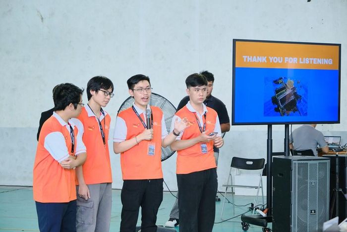 Đội Nine Fifty-Three tự tin bảo vệ giải pháp kỹ thuật trước hội đồng chuyên gia công nghệ và doanh nghiệp