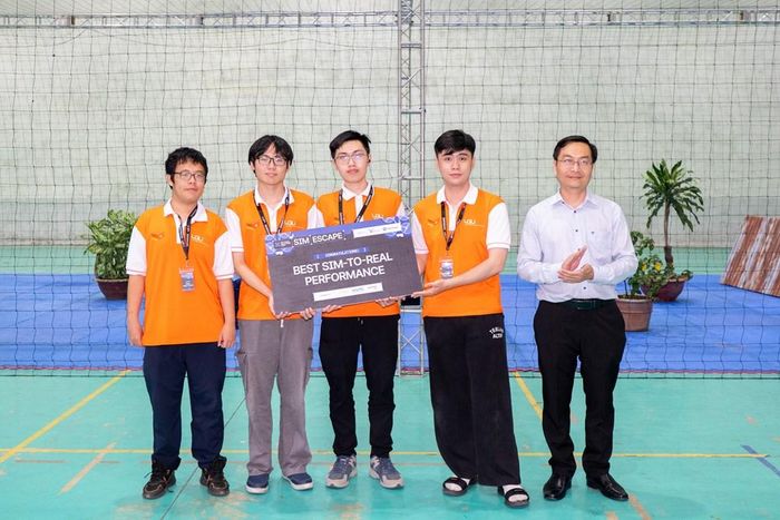Đại diện ban tổ chức trao giải "Best Sim-to-Real Performance" cho đội Nine Fifty-Three)