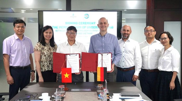 TS Nguyễn Thanh Tùng - Phó Viện trưởng VPI và ông François-Xavier Bauzet - Phó Tổng Giám đốc TÜV SÜD ASEAN ký Biên bản ghi nhớ hợp tác phát triển các giải pháp phục vụ chuyển dịch năng lượng. Ảnh: Minh Trang/Bnews/vnanet.vn