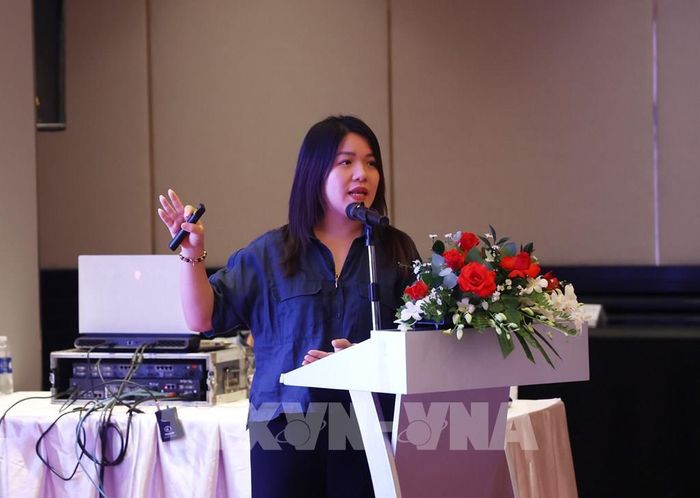 Bà Nguyễn Đặng Thu Cúc, Phó trưởng Phòng Quản lý phát thải khí nhà kính và Bảo vệ tầng ozone, Cục Biến đổi khí hậu, phát biểu tại Hội thảo. Ảnh: Hồng Đạt - TTXVN