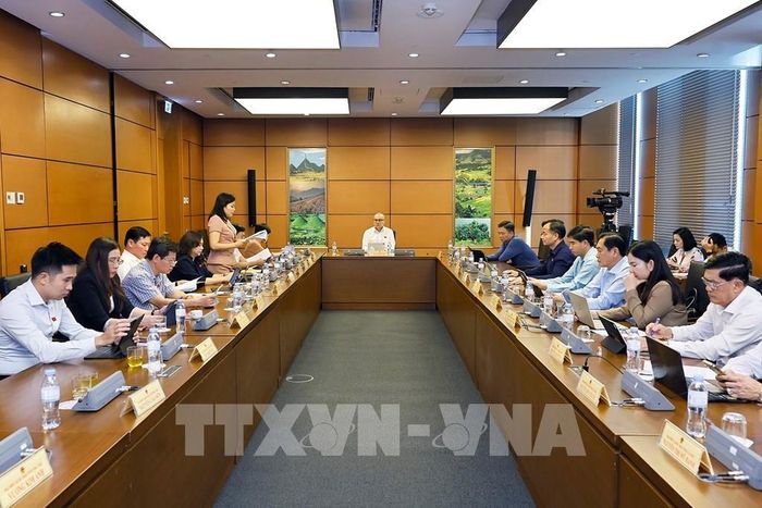 Đoàn đại biểu Quốc hội các tỉnh Phú Thọ và Cà Mau thảo luận ở tổ. Ảnh: Doãn Tấn - TTXVN