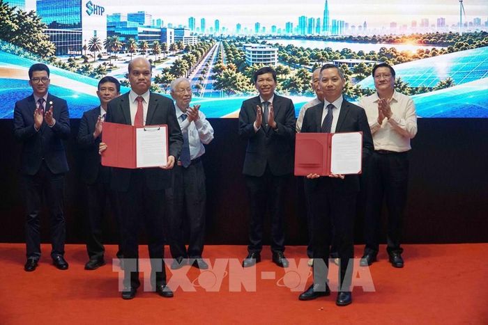 Đại diện Ban Quản lý Khu Công nghệ cao TP. Hồ Chí Minh và Tập đoàn VinaCapital trao Thỏa thuận hợp tác về thúc đẩy chuyển đổi năng lượng, năng lượng sạch và các giải pháp hạ tầng bền vững. Ảnh: Thu Hoài – TTXVN 
