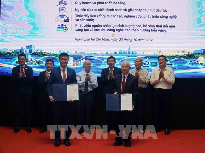 Đại diện Ban Quản lý Khu Công nghệ cao TP. Hồ Chí Minh và Tập đoàn Đầu tư và Phát triển công nghiệp Becamex – CTCP trao Thỏa thuận hợp tác về phát triển hệ thống các khu công nghệ cao trên địa bàn Thành phố. Ảnh: Thu Hoài – TTXVN 