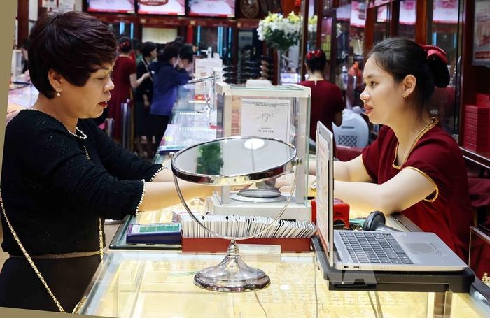 Cập nhật mới nhất giá vàng chiều 23/10. Ảnh: Trần Việt - TTXVN