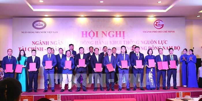 Tại hội nghị, các ngân hàng và doanh nghiệp trao 18 thỏa thuận hợp tác tài trợ các dự án trọng điểm, góp phần thúc đẩy phát triển kinh tế vùng Đông Nam Bộ. Ảnh: Hứa Chung – TTXVN
