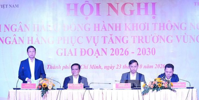 Ông Võ Minh Tuấn, Giám đốc Ngân hàng Nhà nước chi nhánh Khu vực 2 điều phối thảo luận hội nghị. Ảnh: Hứa Chung - TTXVN