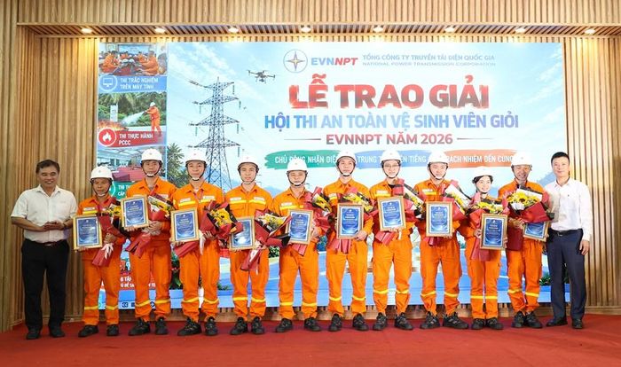 Ban Tổ chức trao chứng nhân ATVSV giỏi cho các cá nhân thuộc Công ty Truyền tải điện 1. Ảnh: Hương Thủy/BNEWS/TTXVN