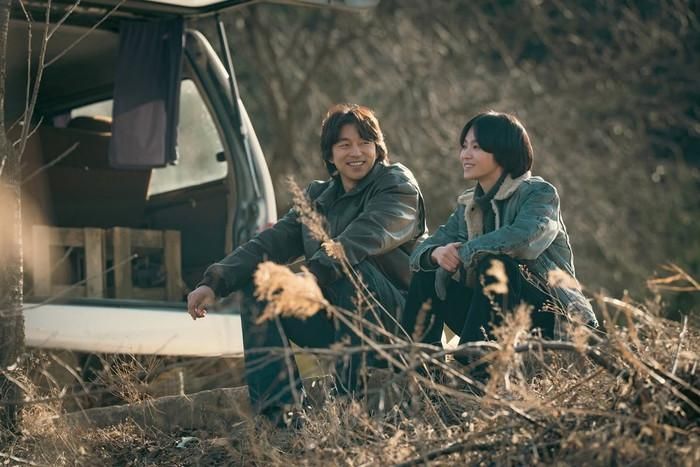 Song Hye Kyo và Gong Yoo hóa thân thành đôi bạn thanh mai trúc mã cùng vượt qua nghịch cảnh để theo đuổi giấc mơ trong ngành giải trí.