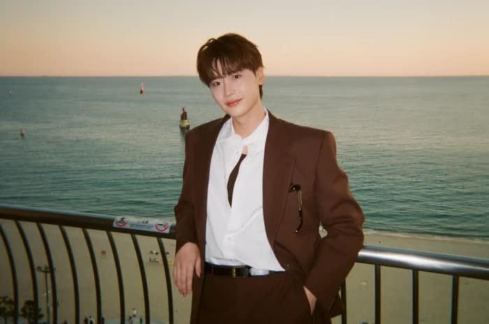 Lee Jong Suk ghi điểm với diện mạo như nam thần bước ra từ truyện cổ tích.