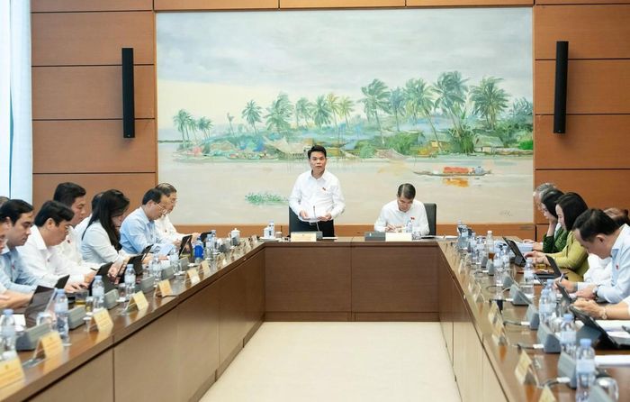 Thủ tướng Chính phủ Lê Minh Hưng tham dự phiên họp tổ thảo luận sáng 22/10