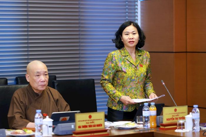 Đại biểu Nguyễn Thị Tuyến (Đoàn Hà Nội) thảo luận tại Tổ Hà Nội sáng 22/10. Ảnh: Văn Tuyến