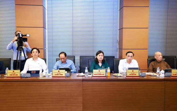 Các đại biểu Quốc hội (Đoàn Hà Nội) thảo luận tại tổ sáng 22/10. Ảnh: Văn Tuyến