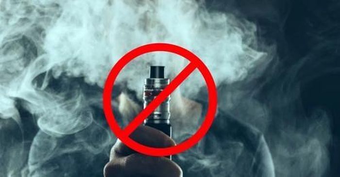 Một số học sinh cất thiết bị trong quần áo, cặp sách hoặc để tại khu vực nhà xe, sau đó tranh thủ lấy ra sử dụng vào giờ ra chơi. Ảnh minh họa
