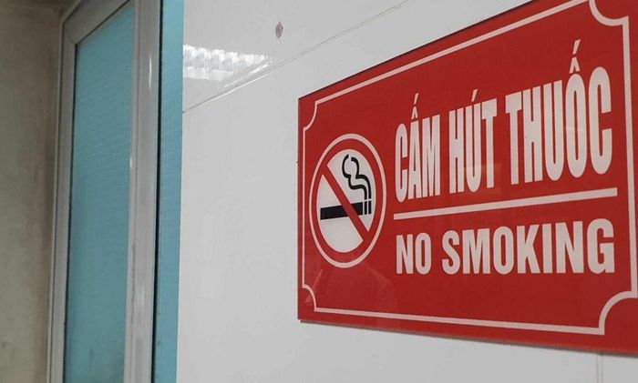 Những tấm bảng cấm hút thuốc được đặt tại trường học.