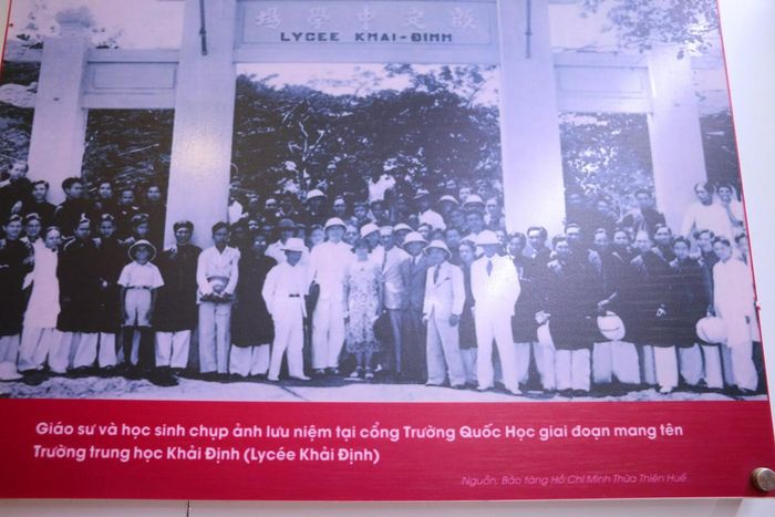 Trải qua nhiều lần đổi tên, từ Pháp tự Quốc học Trường môn, Collège Quốc học đến Lycée Khải Định, ngôi trường trở lại với tên gọi Quốc Học như ngày nay. Những dấu tích kiến trúc qua thời gian góp phần tạo nên diện mạo riêng của ngôi trường bên dòng sông Hương - Ảnh: Tư liệu trường THPT Quốc học