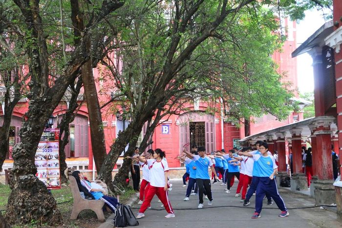 Trải qua 130 năm hình thành, phát triển, Quốc học Huế không chỉ là một trong những cơ sở giáo dục lâu đời của Việt Nam mà còn gắn liền với tên tuổi nhiều lãnh đạo, nhà khoa học, văn nghệ sĩ và các thế hệ học sinh tài năng.