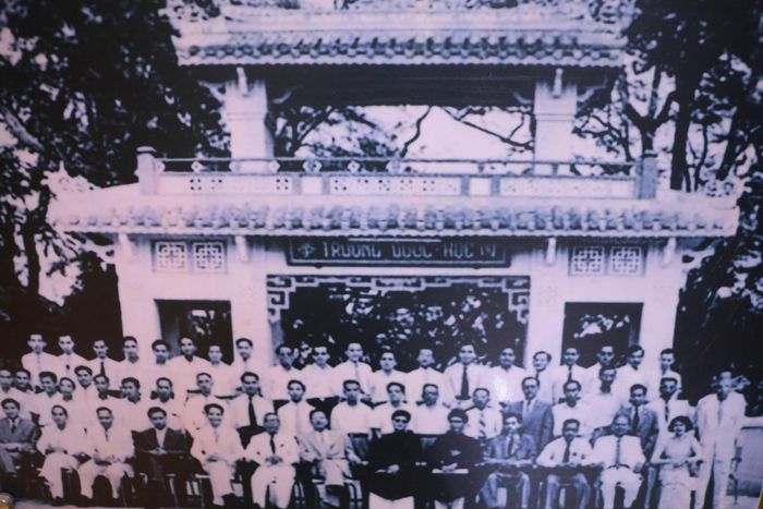 Tại Nhà lưu niệm về Bác Hồ và truyền thống Trường Quốc học Huế tại trường này hiện lưu giữ nhiều tấm hình quý giá gắn với tên tuổi nhiều cựu học sinh tiêu biểu, trong đó có Chủ tịch Hồ Chí Minh, các Tổng Bí thư Trần Phú, Hà Huy Tập, Lê Duẩn và Đại tướng Võ Nguyên Giáp... Những dấu ấn ấy được lưu giữ tại nhà truyền thống, góp phần kể lại hành trình hình thành, phát triển của ngôi trường và truyền thống bồi dưỡng nhân tài qua nhiều thế hệ - Ảnh tư liệu