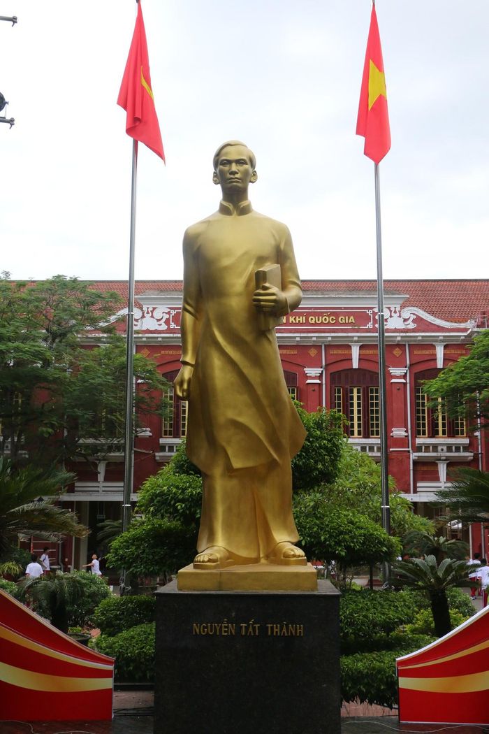 Đặt ở vị trí trang trọng giữa sân trường là bức tượng đồng Nguyễn Tất Thành (tên thời trẻ của Chủ tịch Hồ Chí Minh). Theo các tư liệu chép lại, Người từng là học sinh giỏi của Trường Pháp - Việt Đông Ba, thi vượt cấp vào học lớp đệ nhị niên trung học tại đây niên khóa 1908 - 1909.