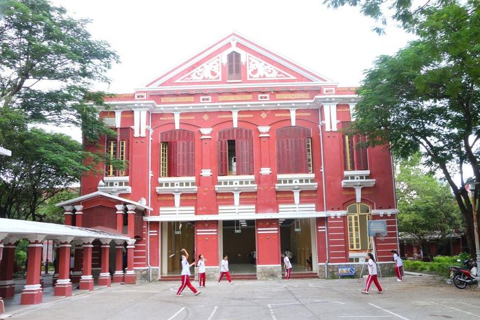 Trường Quốc học Huế được thành lập ngày 23/10/1896 dưới triều vua Thành Thái. Đây từng là trường Pháp - Việt trọng yếu của xứ Đông Dương. Ông Ngô Đình Khả được giao làm hiệu trưởng đầu tiên của ngôi trường này
