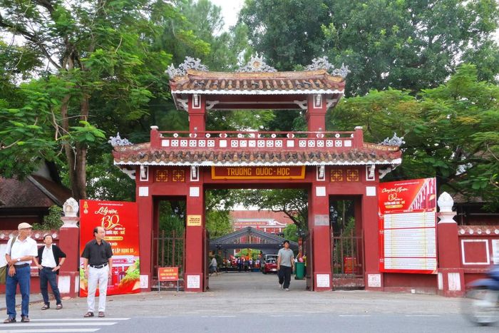 Cổng trường mang dáng dấp tháp chuông, kết hợp mái ngói và những chi tiết trang trí hài hòa. Đây là một trong những điểm nhấn kiến trúc gắn liền với hình ảnh Quốc học Huế qua nhiều thế hệ.