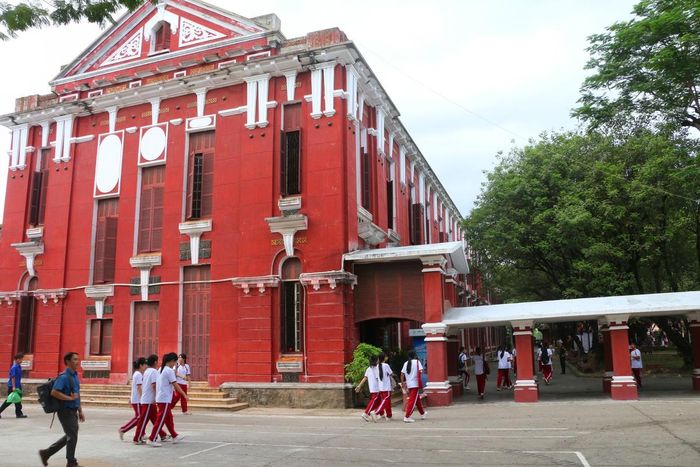 Tại ngôi trường này các dãy phòng học mang gam màu đỏ trầm đặc trưng, gợi nét kiến trúc phương Tây cổ điển. Hệ thống hành lang có mái che kết nối các khu nhà, vừa thuận tiện cho việc đi lại, vừa tạo nên tổng thể hài hòa giữa những công trình mang dấu ấn lịch sử và không gian giáo dục hiện đại.