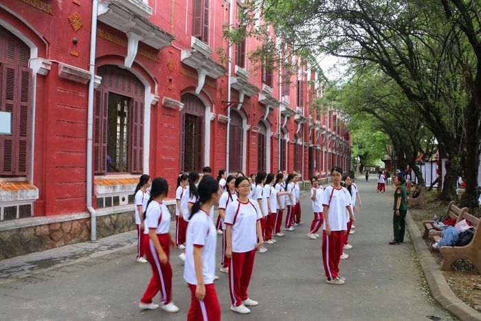 Không chỉ ghi dấu trong lĩnh vực khoa học, ngôi trường còn gắn liền với tên tuổi của nhiều nhân vật nổi bật trong đời sống văn hóa, nghệ thuật và tri thức Việt Nam. Có thể kể đến bác sĩ Đặng Văn Ngữ, nhà sử học Đào Duy Anh, các nhà thơ Xuân Diệu, Huy Cận, Lưu Trọng Lư, Tế Hanh, Tố Hữu cùng các nhạc sĩ Trần Hoàn, Phạm Tuyên... Sự hiện diện của nhiều thế hệ trí thức, văn nghệ sĩ trong lịch sử nhà trường càng làm dày thêm giá trị truyền thống của mái trường bên dòng sông Hương.