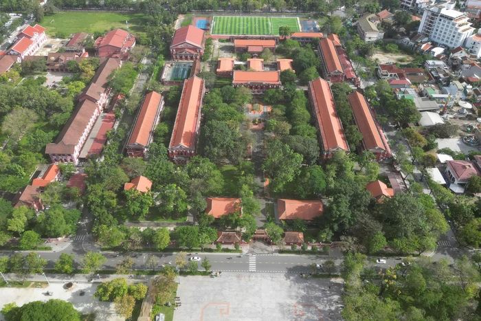 Truyền thống ấy được nối dài qua nhiều thế hệ học sinh tài năng. Trong số những gương mặt tiêu biểu có TS. Lê Bá Khánh Trình, người giành Huy chương Vàng Olympic Toán quốc tế năm 1979 với số điểm tuyệt đối 40/40; Đinh Anh Minh, giành Huy chương Vàng Olympic Vật lý quốc tế năm 2010; Trương Đông Hưng, giành Huy chương Vàng Olympic Sinh học quốc tế năm 2017; Trương Văn Quốc Đạt, giành Huy chương Bạc Olympic Sinh học quốc tế năm 2022 hay mới đây nhất, Tăng Hạo Nhiên, học sinh lớp 12 chuyên Lý 1 của trường cũng vừa đạt Huy chương Bạc tại Kỳ thi Olympic Vật lý quốc tế Al-Fergani (FIPhO) năm 2026. Những thành tích này góp phần khẳng định vị thế của Quốc học Huế trên bản đồ giáo dục và học thuật...