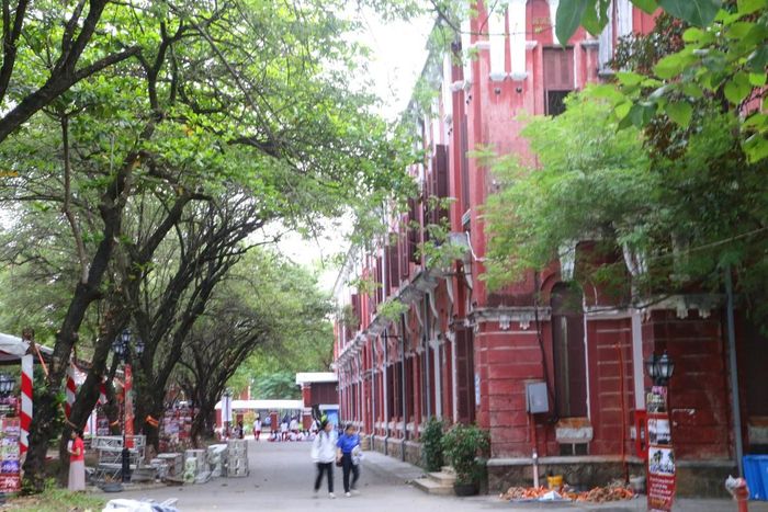 Từ những dãy nhà ban đầu được cải tạo từ trại lính thủy quân, năm 1915, trường được xây dựng lại bằng gạch, vôi vữa, mái ngói theo phong cách kiến trúc phương Tây.