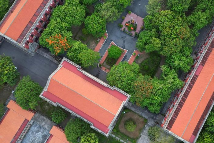 Sau 130 năm, Quốc học Huế vẫn mang trong mình vẻ đẹp giao hòa giữa kiến trúc cổ kính, không gian xanh và nhịp sống học đường hiện đại. Không chỉ là một địa chỉ giáo dục giàu truyền thống, ngôi trường còn là một phần ký ức văn hóa của Huế, nơi những giá trị lịch sử tiếp tục được gìn giữ và trao truyền cho các thế hệ mai sau.