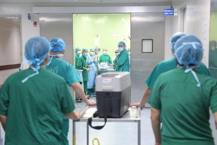 Tạng được vận chuyển đến phòng mổ để ghép