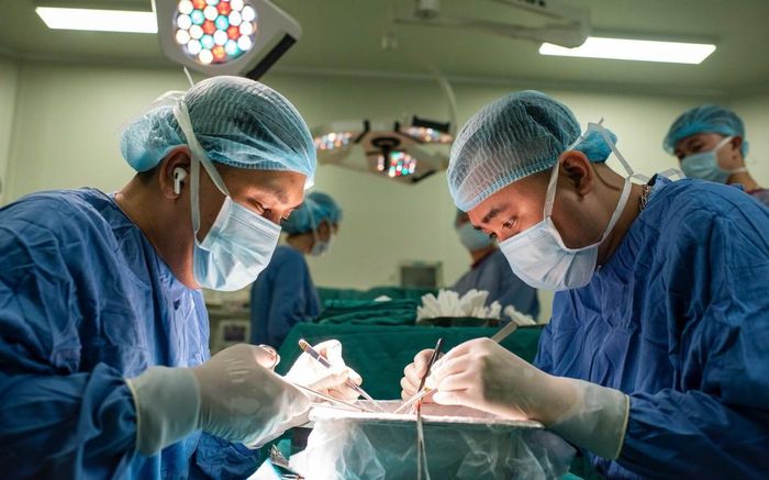 Bác sĩ tiến hành rửa tạng trước khi ghép