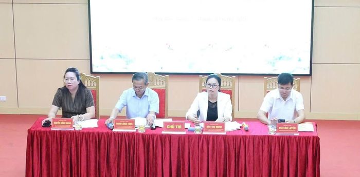 Bà Bùi Thị Minh (thứ 2 từ phải sang), Phó Bí thư Tỉnh ủy, Chủ tịch Ủy ban MTTQ Việt Nam tỉnh; ông Đinh Công Thực, Ủy viên Ban Thường vụ Tỉnh ủy (thứ 2 từ trái sang), Phó Chủ tịch Thường trực Ủy ban MTTQ Việt Nam tỉnh và các đại biểu chủ trì diễn đàn