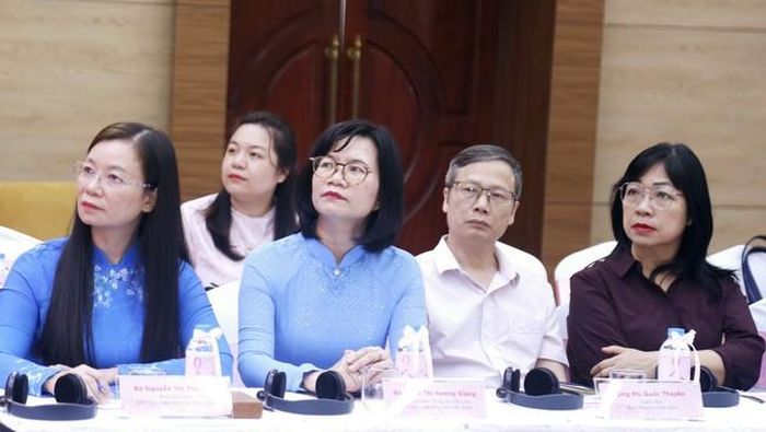 Bà Nguyễn Thị Thu Hiền (bìa trái), Phó Chủ tịch Hội LHPN Việt Nam và các đại biểu tham dự hội nghị