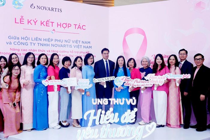 Bà Nguyễn Thị Thu Hiền (thứ 7 từ phải qua), Phó Chủ tịch Hội LHPN Việt Nam và các đại biểu tham dự hội nghị
